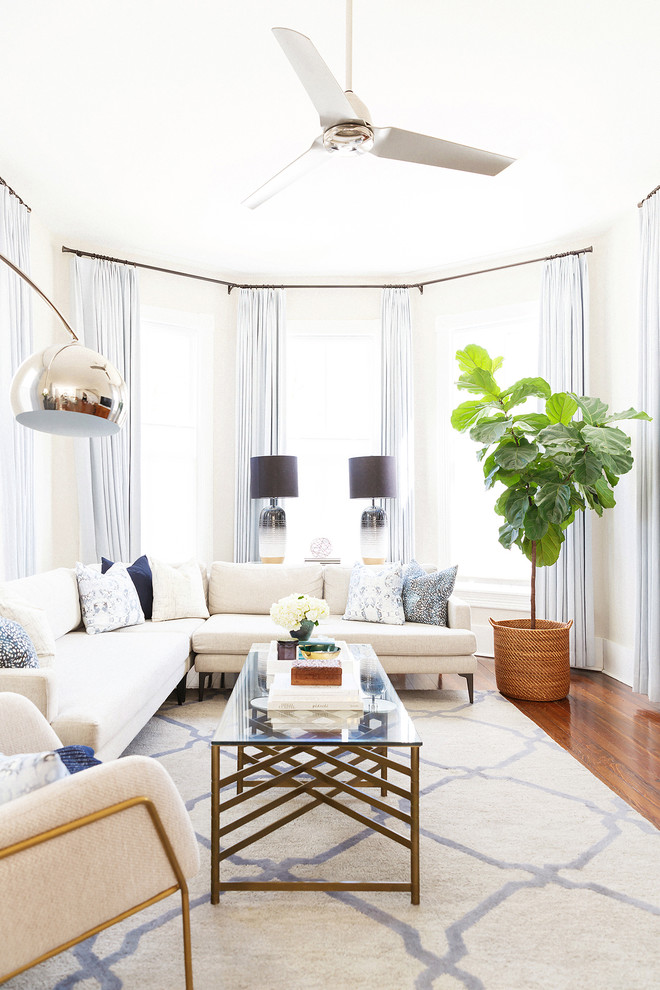 Ispirazione per un soggiorno tradizionale con pareti bianche, pavimento in legno massello medio e pavimento marrone