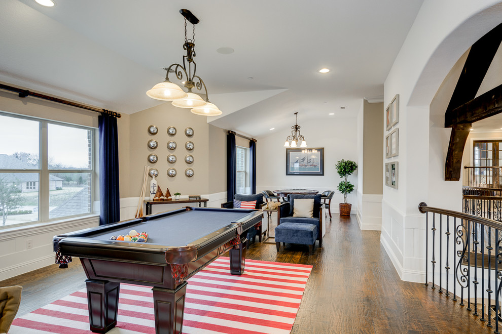 Klassischer Hobbyraum ohne Kamin, im Loft-Stil mit beiger Wandfarbe, dunklem Holzboden und TV-Wand in Dallas