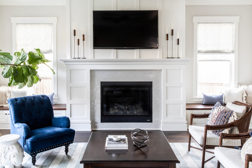 Mittelgroßes Klassisches Wohnzimmer mit weißer Wandfarbe, braunem Holzboden, Kamin, gefliester Kaminumrandung, TV-Wand und braunem Boden in Charlotte