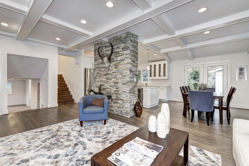 Esempio di un grande soggiorno moderno aperto con pareti bianche, pavimento in legno massello medio e pavimento marrone