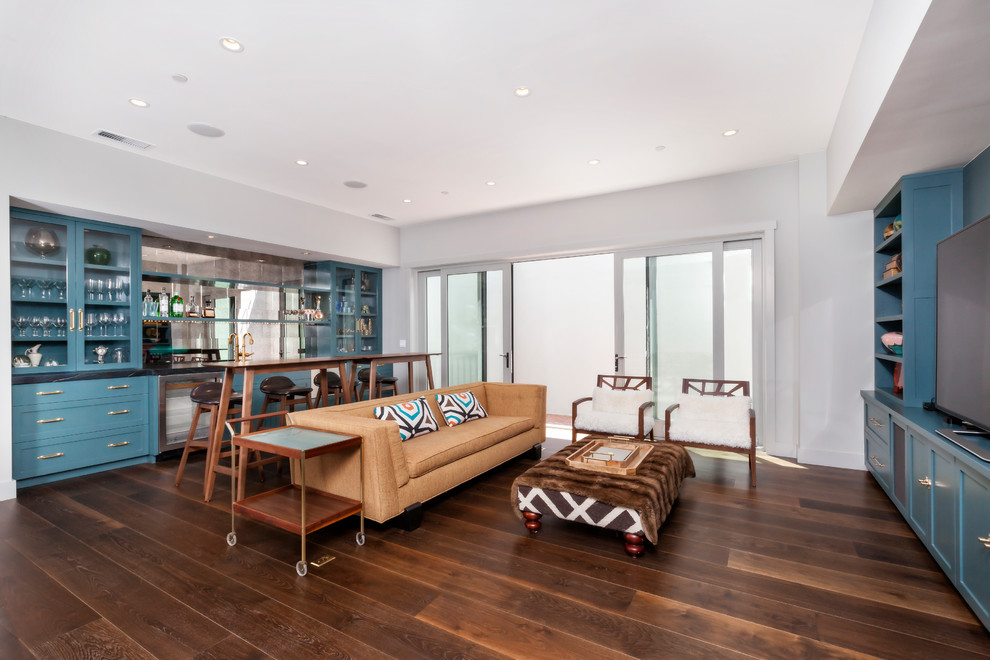 Modelo de sala de estar de estilo americano de tamaño medio con paredes blancas y suelo marrón