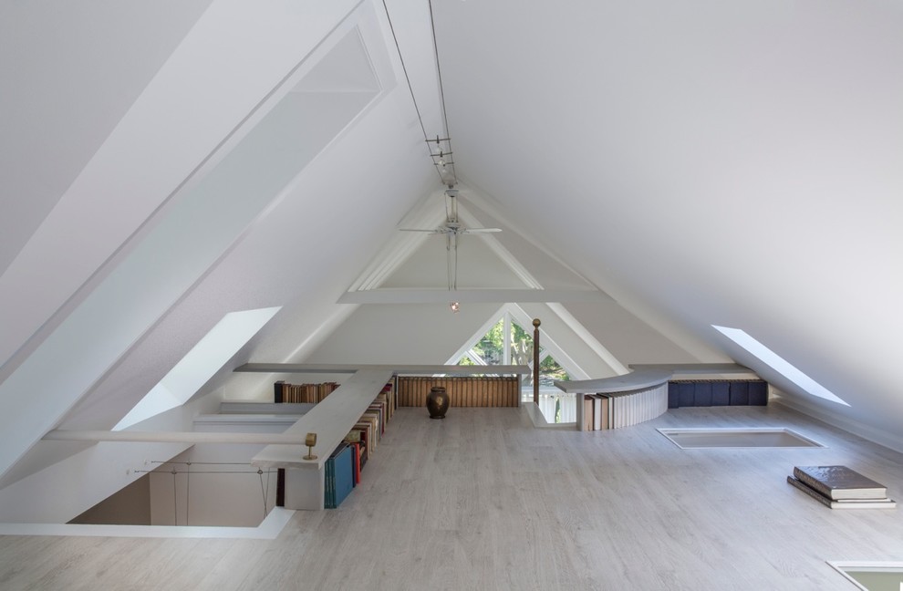 Inspiration för ett litet nordiskt allrum på loftet, med vita väggar och ljust trägolv