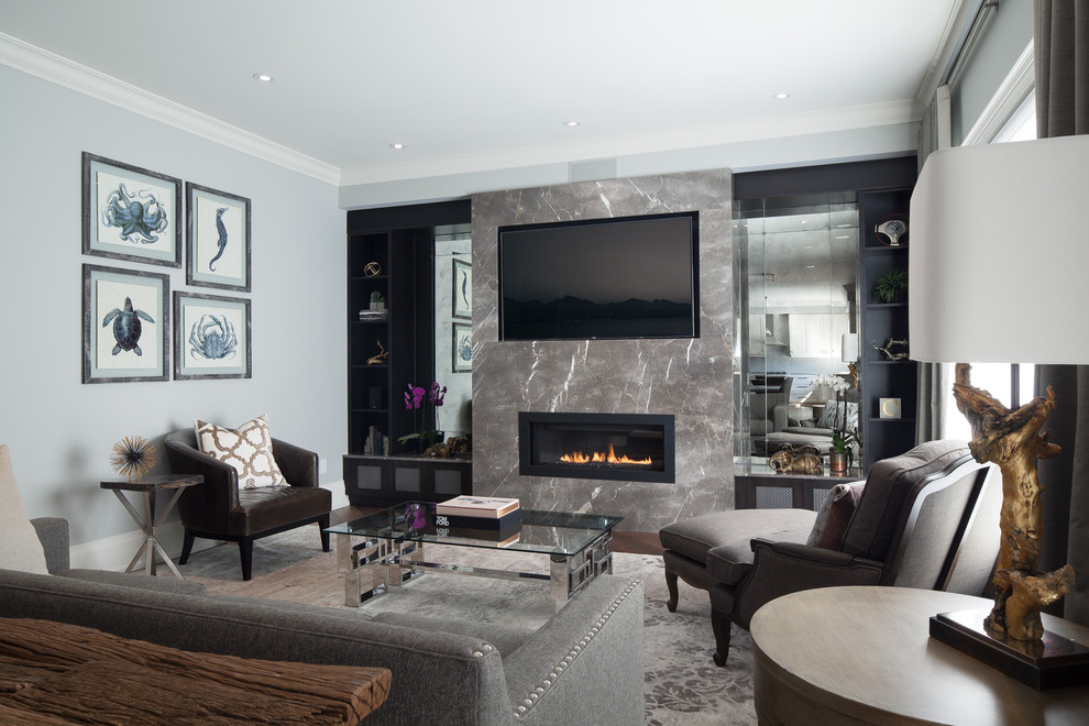 Mittelgroßes, Offenes Modernes Wohnzimmer mit grauer Wandfarbe, braunem Holzboden, Kamin, Kaminumrandung aus Stein und TV-Wand in Toronto