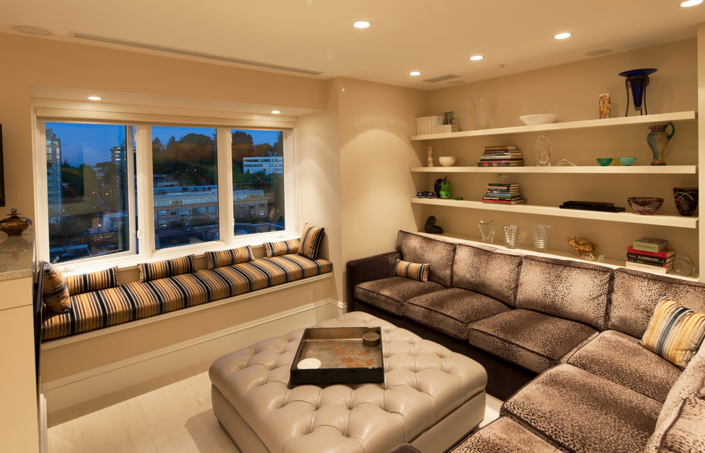 Cette image montre une salle de séjour design avec un mur beige.