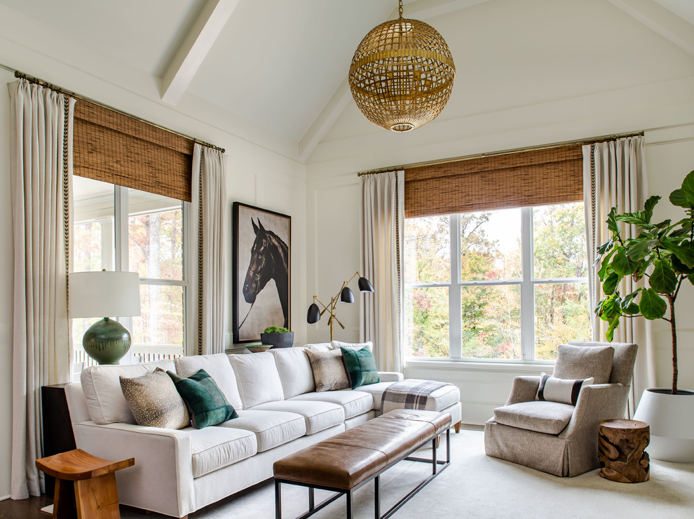 Imagen de sala de estar clásica renovada con paredes blancas, suelo de madera en tonos medios, suelo marrón y alfombra