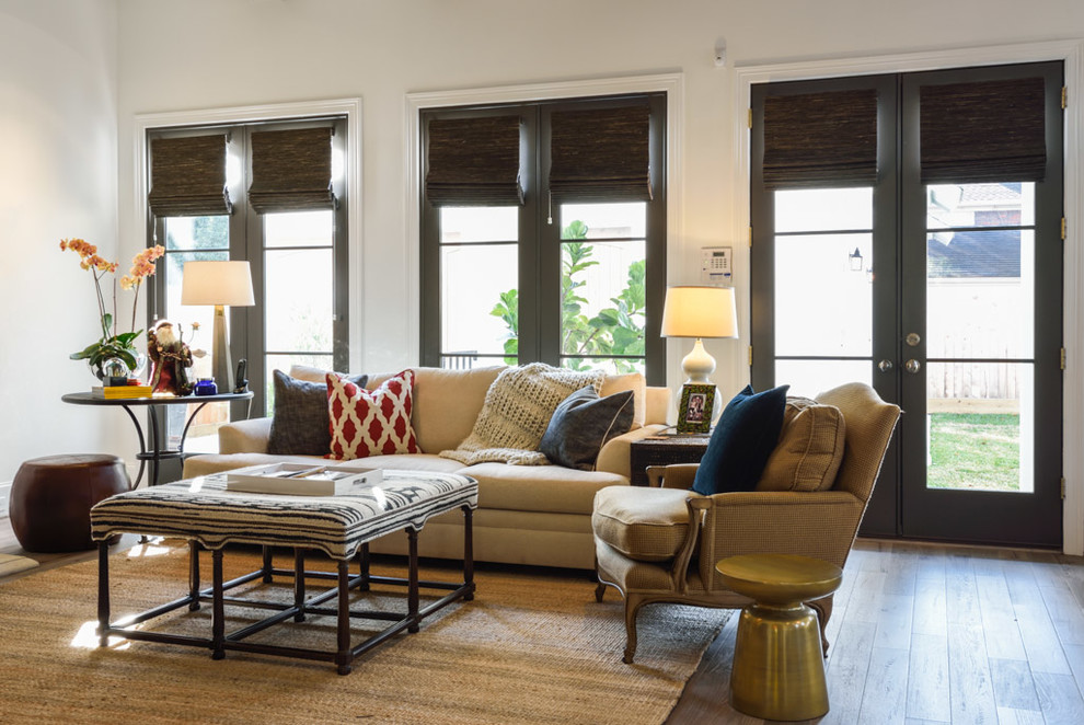 Diseño de sala de estar abierta tradicional renovada grande con paredes blancas y suelo de madera clara