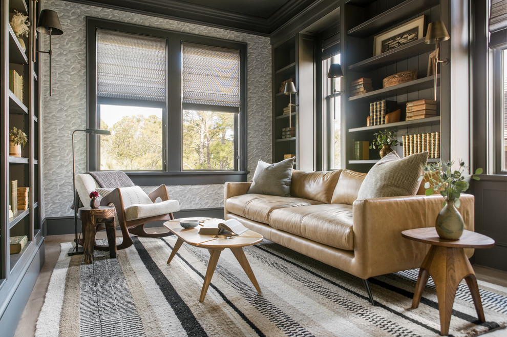 Idee per un soggiorno stile marinaro con libreria e pareti grigie