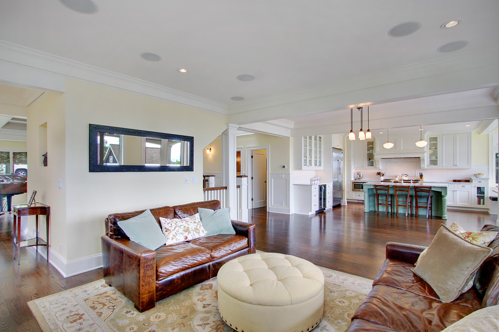 Imagen de sala de estar clásica con paredes beige y suelo de madera oscura