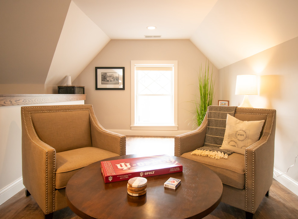 На фото: маленькая открытая гостиная комната в стиле лофт с серыми стенами, полом из винила и коричневым полом для на участке и в саду