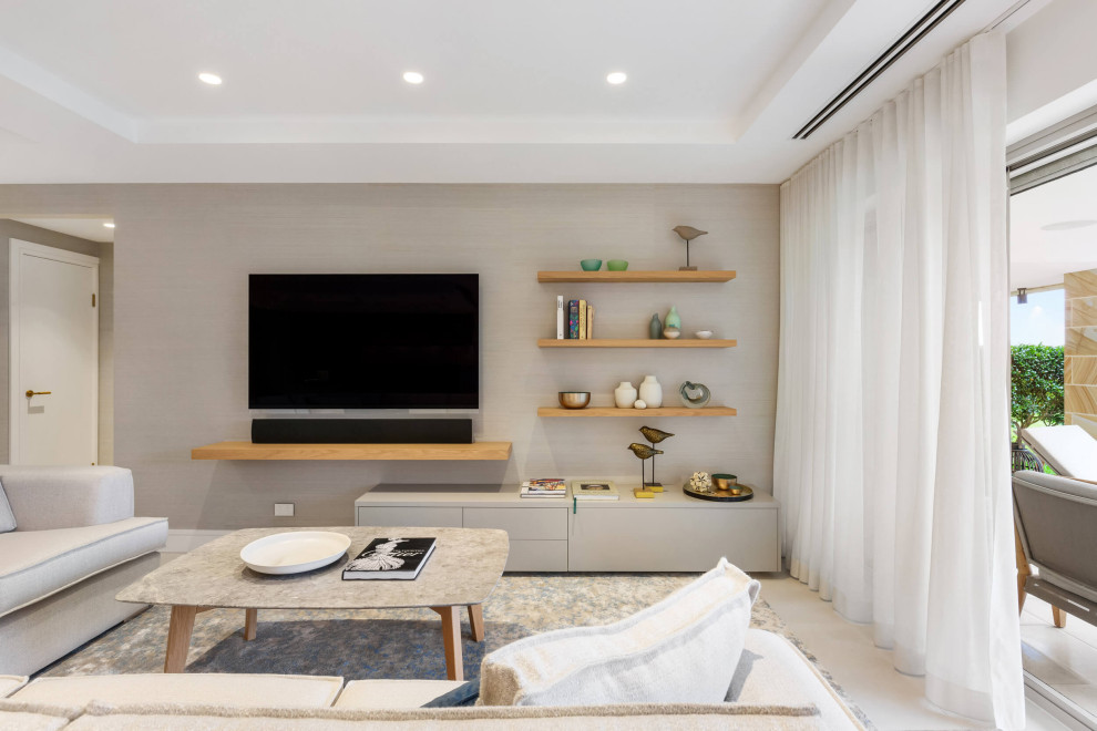 Immagine di un soggiorno contemporaneo di medie dimensioni e aperto con pareti grigie, pavimento con piastrelle in ceramica, TV a parete, pavimento bianco, soffitto ribassato e carta da parati