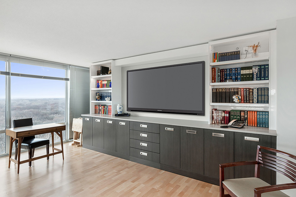 Idéer för ett mellanstort modernt allrum med öppen planlösning, med ett bibliotek, vita väggar, ljust trägolv, en väggmonterad TV och brunt golv