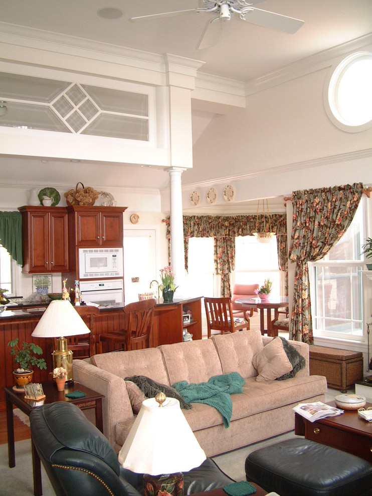 Foto de sala de estar abierta tradicional de tamaño medio con suelo de madera en tonos medios