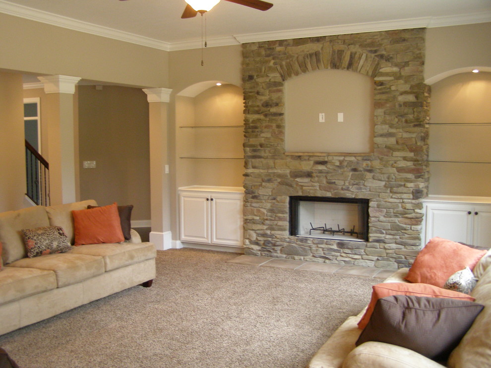 Foto de sala de estar tradicional grande con moqueta, todas las chimeneas y marco de chimenea de piedra