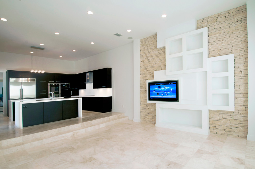 Exemple d'une très grande salle de séjour moderne ouverte avec un mur blanc, un sol en travertin et un téléviseur encastré.