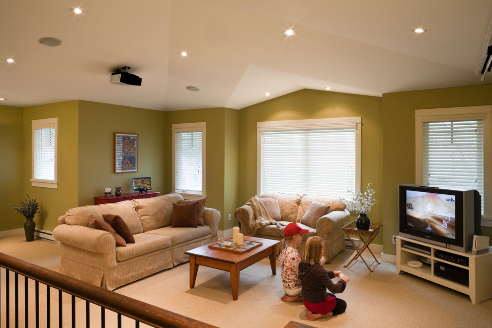 Cette image montre une salle de séjour minimaliste de taille moyenne et ouverte avec un mur vert, moquette et un téléviseur indépendant.