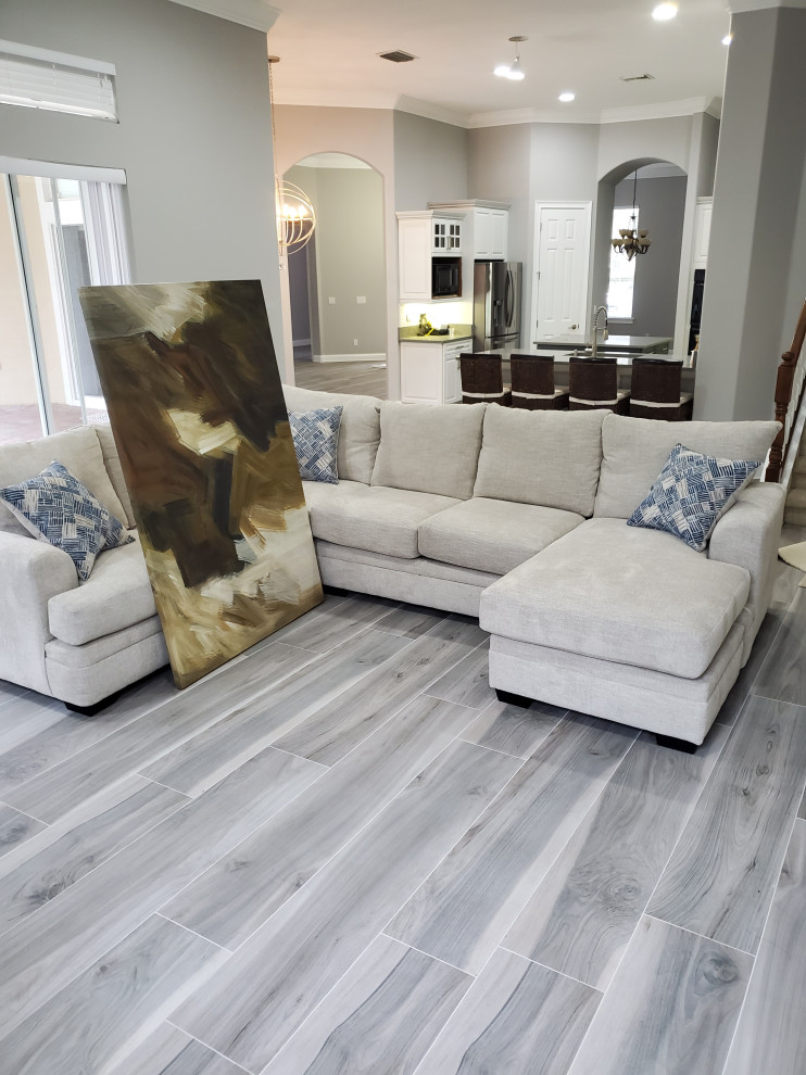 Foto de sala de estar moderna extra grande con paredes grises, suelo de baldosas de porcelana y suelo gris