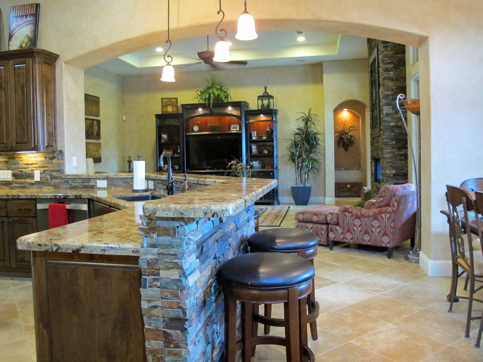 Cette photo montre une salle de séjour chic avec un sol en carrelage de céramique, une cheminée double-face et un manteau de cheminée en pierre.