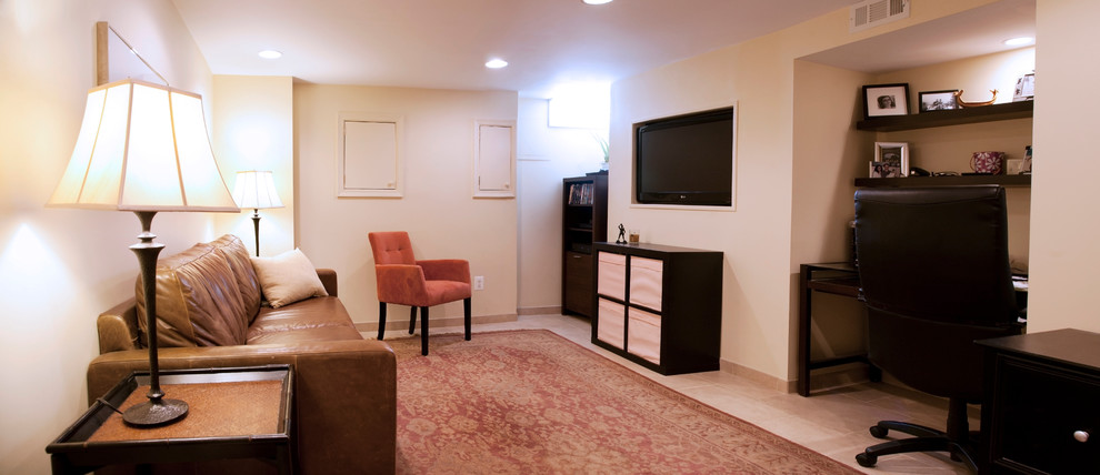 Foto de sala de estar con biblioteca abierta tradicional de tamaño medio sin chimenea con paredes beige, suelo de baldosas de cerámica, pared multimedia y suelo beige