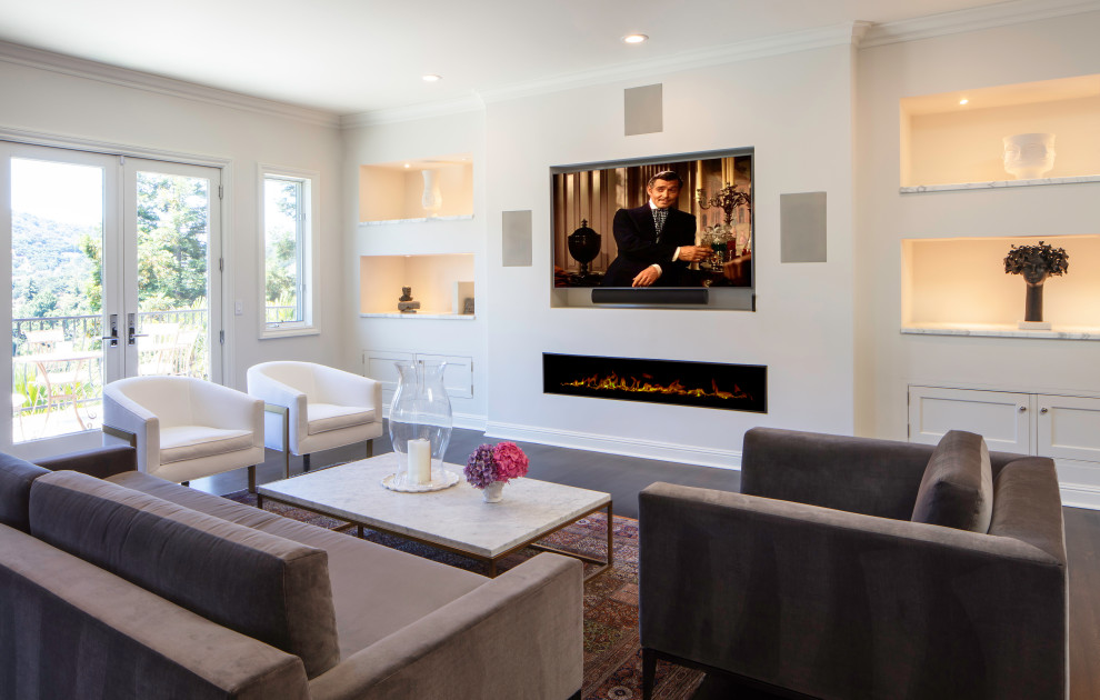 サンフランシスコにある広いトランジショナルスタイルのおしゃれなリビング (白い壁、濃色無垢フローリング、横長型暖炉、壁掛け型テレビ、茶色い床) の写真