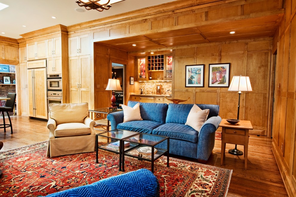 Großes Klassisches Wohnzimmer mit beiger Wandfarbe, braunem Holzboden und Kamin in Nashville