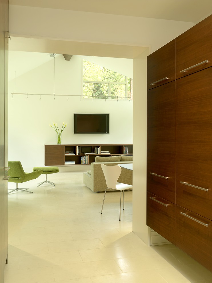 Свежая идея для дизайна: гостиная комната в современном стиле с белыми стенами и полом из известняка - отличное фото интерьера