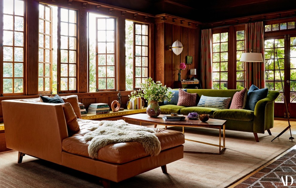 Ispirazione per un grande soggiorno tradizionale chiuso con pareti marroni, pavimento in mattoni e pavimento rosso