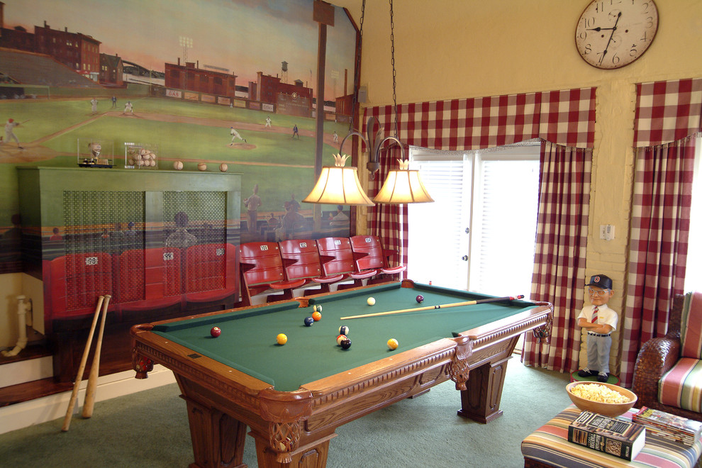 На фото: гостиная комната в классическом стиле с ковровым покрытием