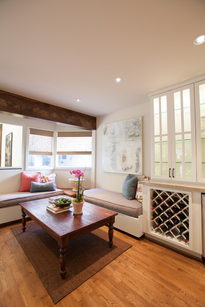 Exemple d'une salle de séjour tendance avec un mur beige, un sol en bois brun et aucun téléviseur.
