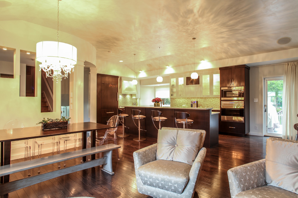 Mittelgroßes Modernes Wohnzimmer im Loft-Stil mit beiger Wandfarbe, dunklem Holzboden, Eckkamin und Kaminumrandung aus Metall in Indianapolis