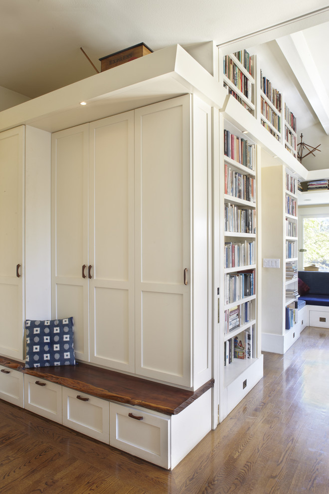 Свежая идея для дизайна: изолированная гостиная комната среднего размера в современном стиле с с книжными шкафами и полками, белыми стенами и светлым паркетным полом - отличное фото интерьера