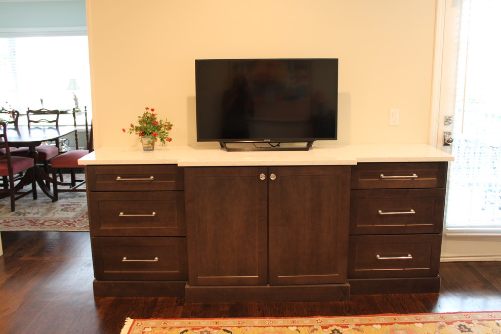 Modelo de sala de estar tradicional renovada con paredes beige, suelo de madera oscura, televisor independiente y suelo azul