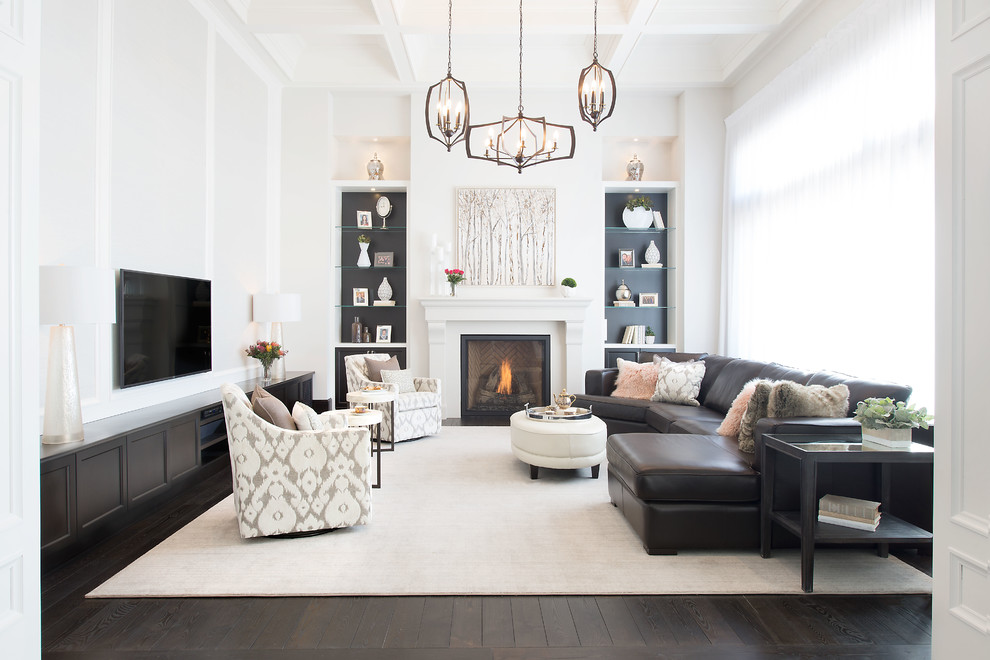 Klassisches Wohnzimmer mit braunem Holzboden, Kamin, Kaminumrandung aus Stein und TV-Wand in Toronto
