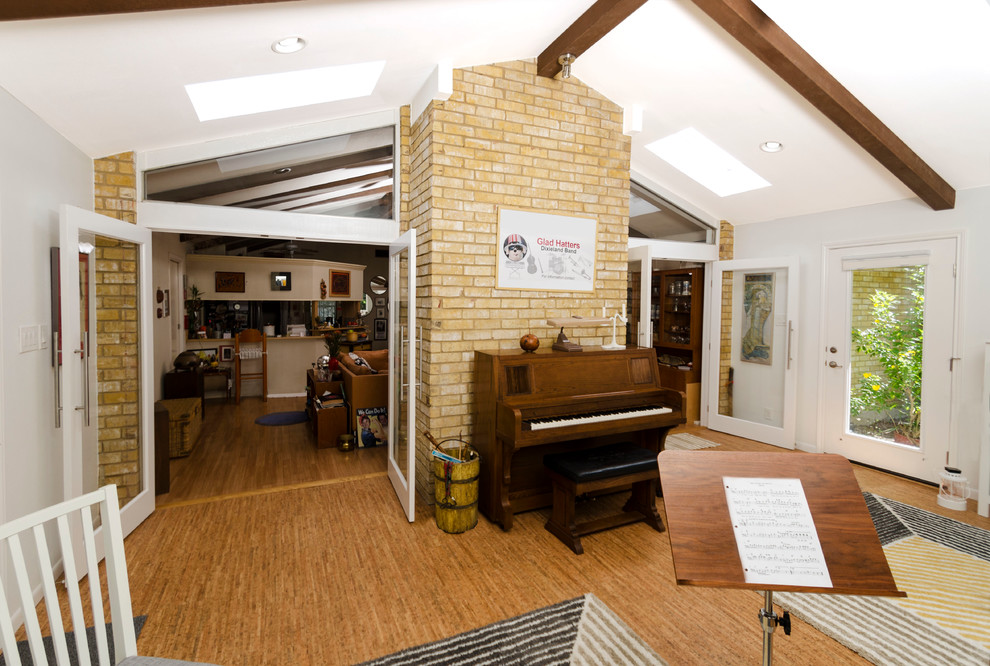 Foto de sala de estar con rincón musical abierta tradicional renovada de tamaño medio con paredes grises y suelo de corcho
