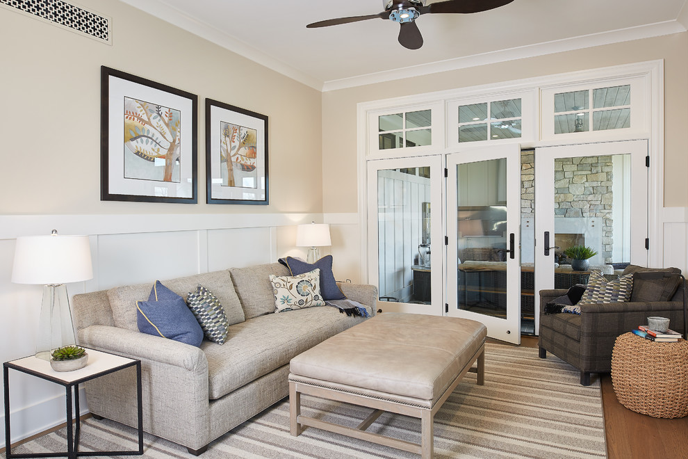Imagen de sala de estar de estilo de casa de campo con paredes beige, suelo de madera en tonos medios y suelo marrón
