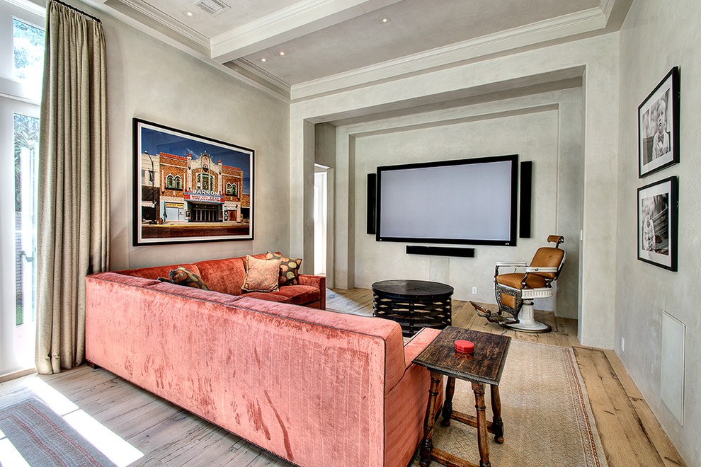 Diseño de sala de estar actual con paredes grises, suelo de madera en tonos medios y televisor colgado en la pared