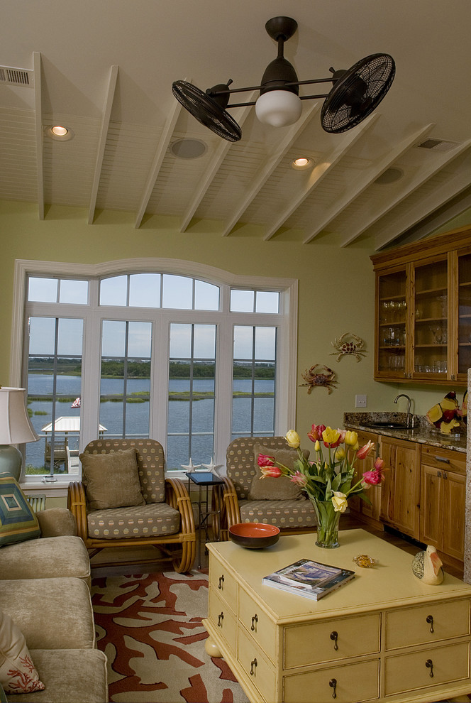 Immagine di un soggiorno stile marino con pareti beige