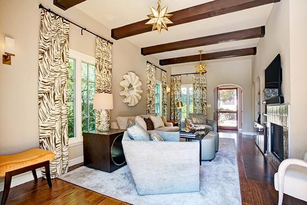 Mittelgroßes, Abgetrenntes Klassisches Wohnzimmer mit beiger Wandfarbe, dunklem Holzboden, Kamin, gefliester Kaminumrandung, TV-Wand und braunem Boden in Portland