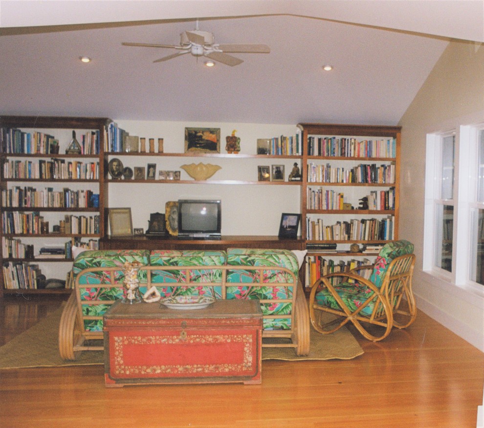 Ispirazione per un soggiorno tropicale di medie dimensioni e aperto con libreria, pareti bianche, parquet chiaro, TV autoportante e pavimento giallo