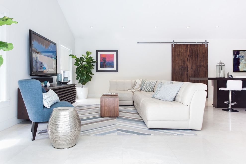Inspiration för ett mellanstort funkis allrum på loftet, med grå väggar, marmorgolv och en väggmonterad TV