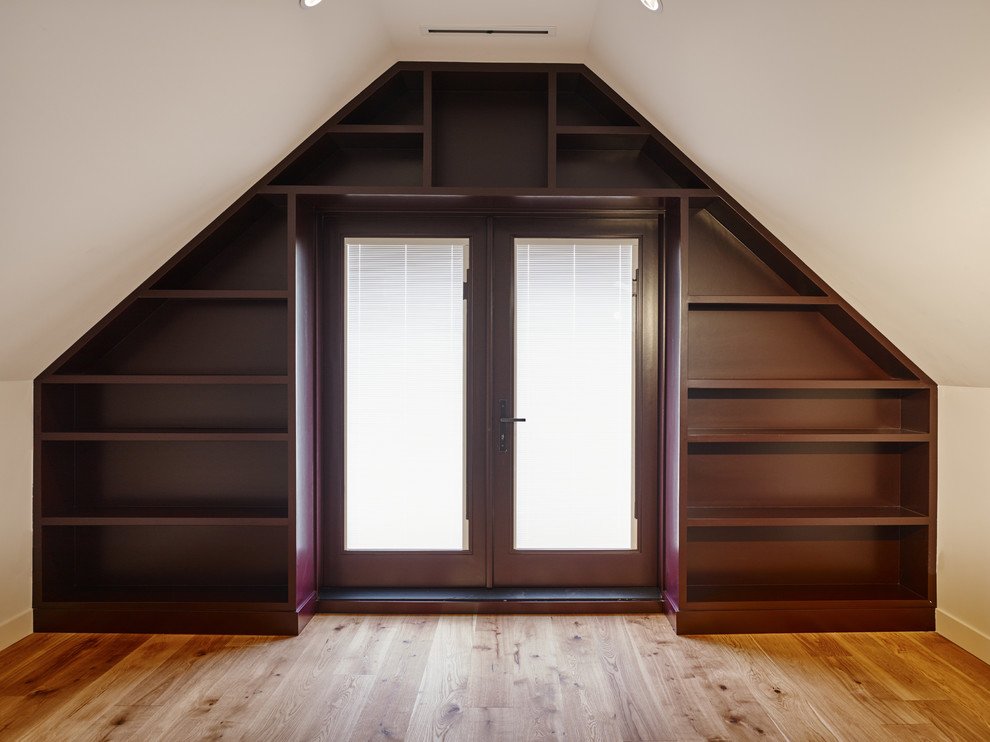 Modernes Wohnzimmer ohne Kamin, im Loft-Stil mit grauer Wandfarbe und braunem Holzboden in Vancouver