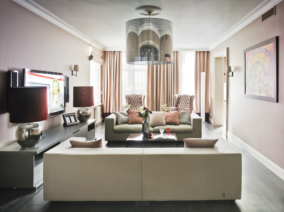 Свежая идея для дизайна: изолированная гостиная комната в современном стиле с бежевыми стенами, темным паркетным полом и телевизором на стене без камина - отличное фото интерьера