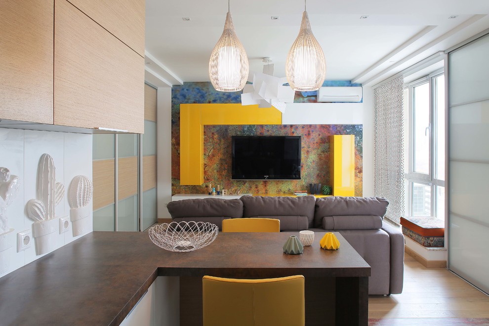 Idées déco pour une salle de séjour contemporaine ouverte avec un mur multicolore, parquet clair et un téléviseur fixé au mur.