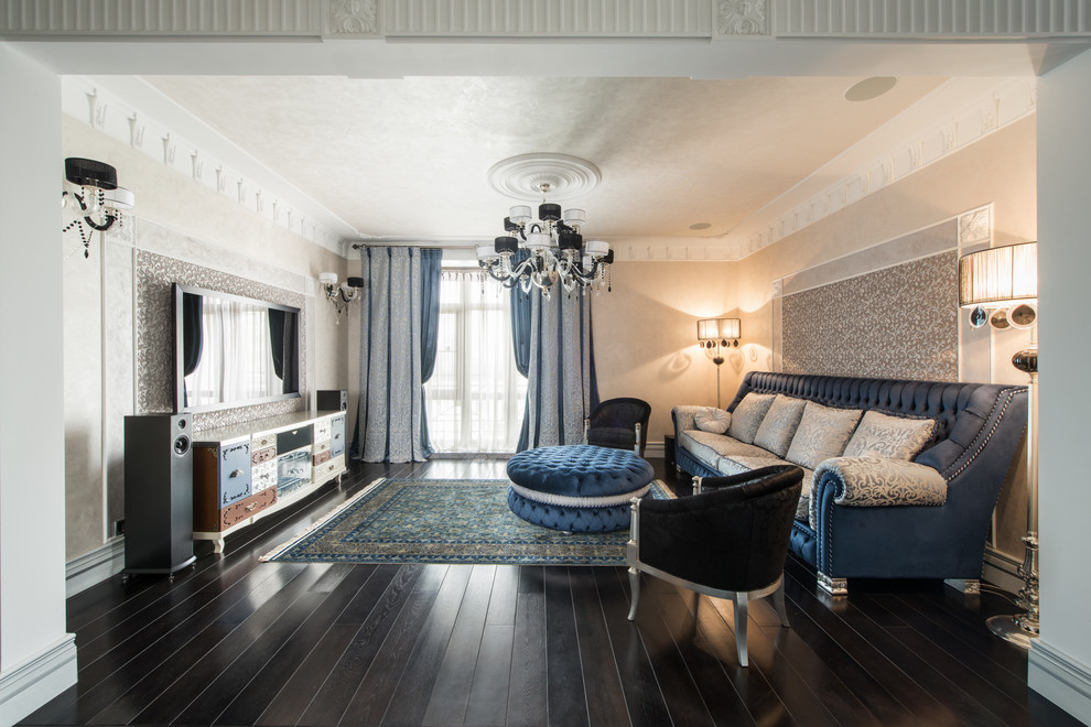 Стильный дизайн: гостиная комната в классическом стиле с синим диваном - последний тренд