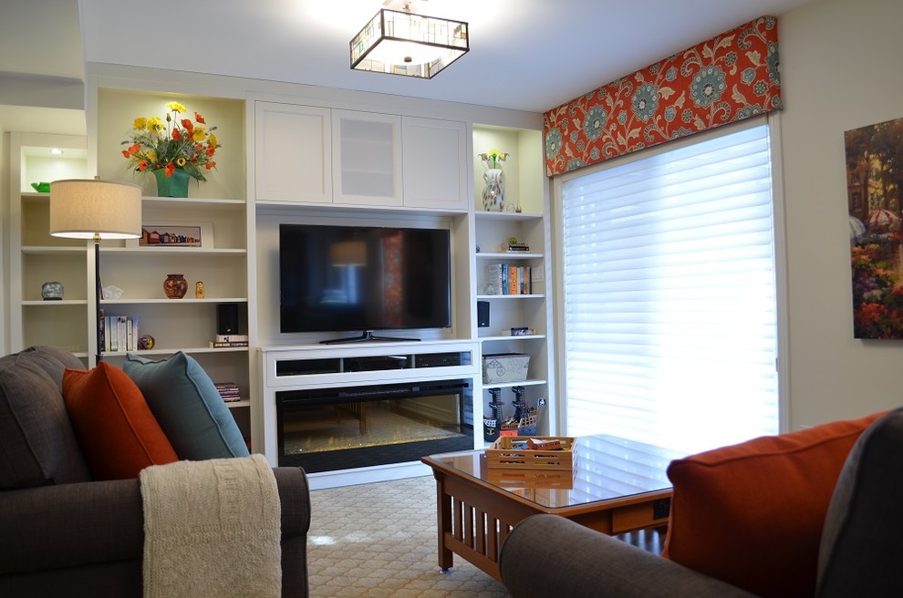Foto de sala de estar cerrada tradicional renovada de tamaño medio con paredes blancas, suelo de madera en tonos medios, chimenea lineal y pared multimedia