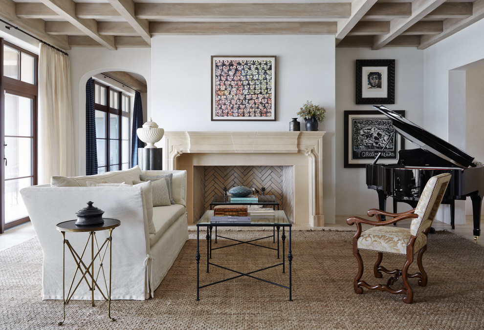 Foto de sala de estar con rincón musical cerrada mediterránea con paredes beige, todas las chimeneas y marco de chimenea de baldosas y/o azulejos