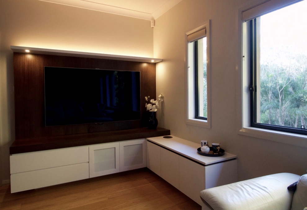 Свежая идея для дизайна: гостиная комната среднего размера в современном стиле с серыми стенами, паркетным полом среднего тона, мультимедийным центром и коричневым полом - отличное фото интерьера