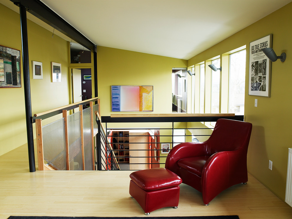 Exemple d'une petite salle de séjour mansardée ou avec mezzanine industrielle avec parquet en bambou et un mur vert.