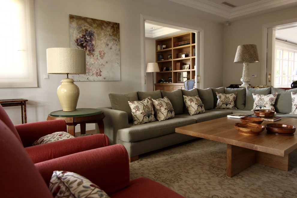Ejemplo de sala de estar cerrada tradicional de tamaño medio sin chimenea y televisor con paredes beige y moqueta