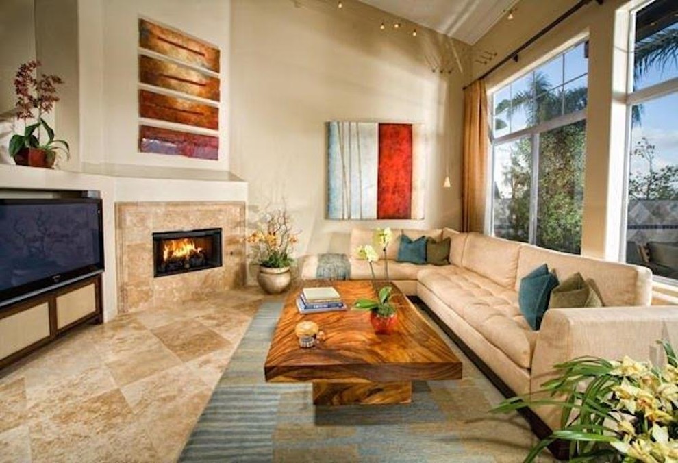 Mittelgroßes, Offenes Mediterranes Wohnzimmer mit beiger Wandfarbe, Travertin, Gaskamin, gefliester Kaminumrandung, TV-Wand und beigem Boden in San Diego