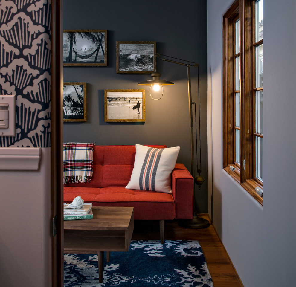 Imagen de sala de estar cerrada marinera pequeña sin chimenea con paredes grises, suelo de madera en tonos medios, televisor independiente y alfombra